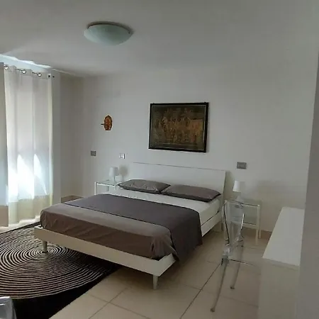 In Mit Obergrundschwimmbad Und Eingezaeunem Parkplatz *