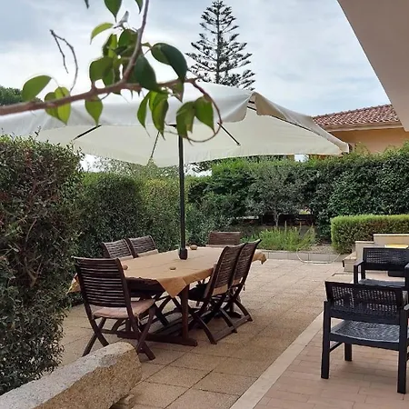 In Mit Obergrundschwimmbad Und Eingezaeunem Parkplatz Capoterra