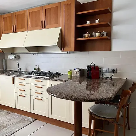 In Mit Obergrundschwimmbad Und Eingezaeunem Parkplatz